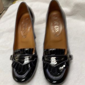 Todd’s black patent leather pump